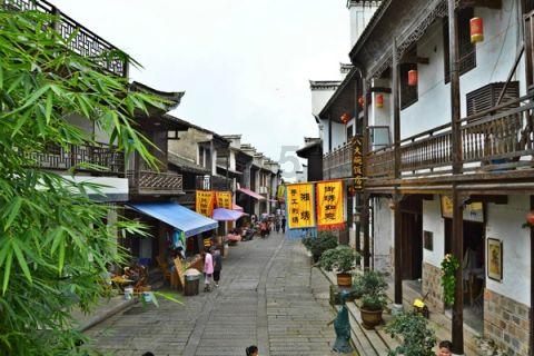 浙江台州发生多起多车连环相撞车损事故现场人员均安全疏散
